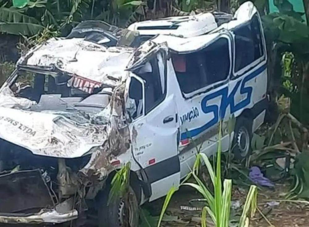 Van com pacientes capota no Vale do Ribeira e deixa um morto e sete feridos em acidente grave / Foto: reprodução redes sociais