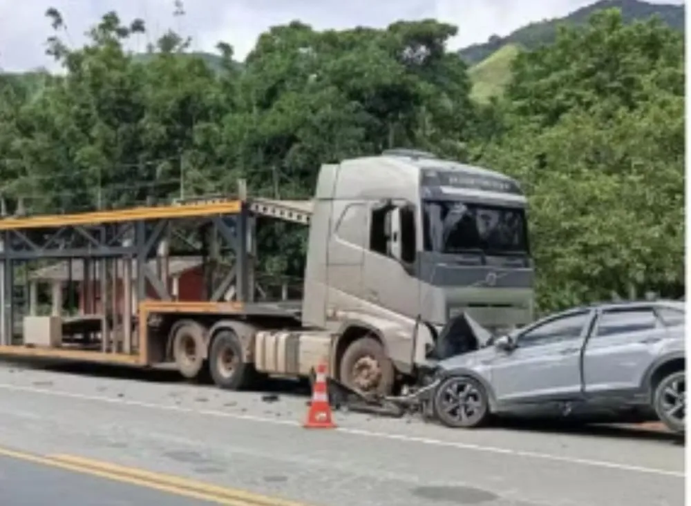 Motorista apaga ao volante e bate de frente com carreta estacionada na Rodovia Padre Manoel da Nóbrega, no Vale do Ribeira