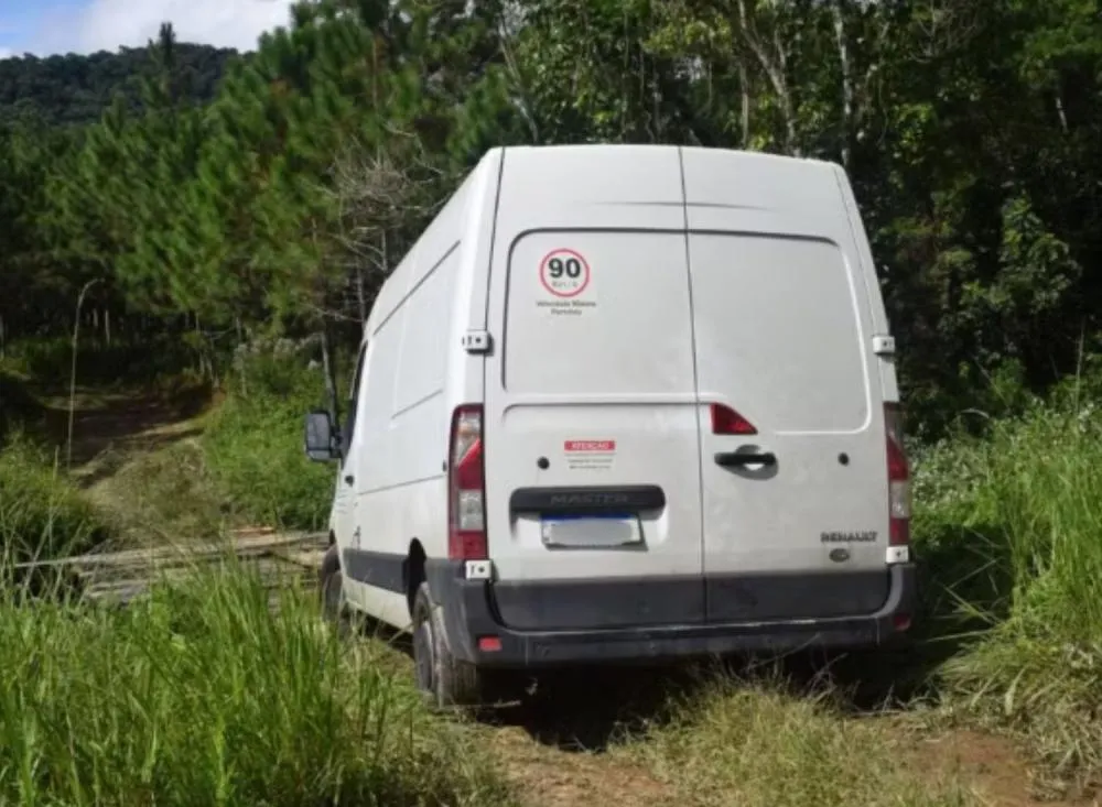 Quadrilha armada rouba carga de cigarros de R$ 400 mil no Vale do Ribeira; vítimas são rendidas em Pariquera-Açu (SP) 