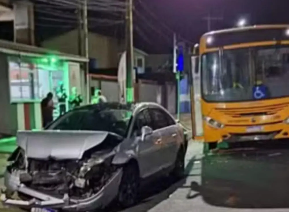 Motorista de ônibus perde controle e colide contra três carros estacionados no Vale do Ribeira (SP)