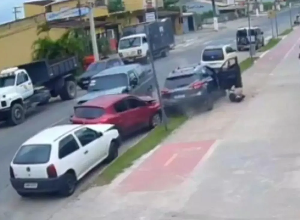 Homem furta caminhonete com enteado de apenas um ano e bate carro durante a fuga no Vale do Ribeira / Foto: Reprodução
