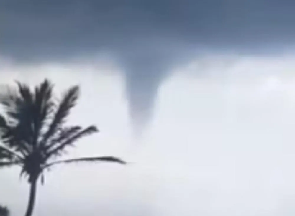 Nuvem-funil assusta banhistas em praia do Vale do Ribeira: entenda o fenômeno meteorológico 