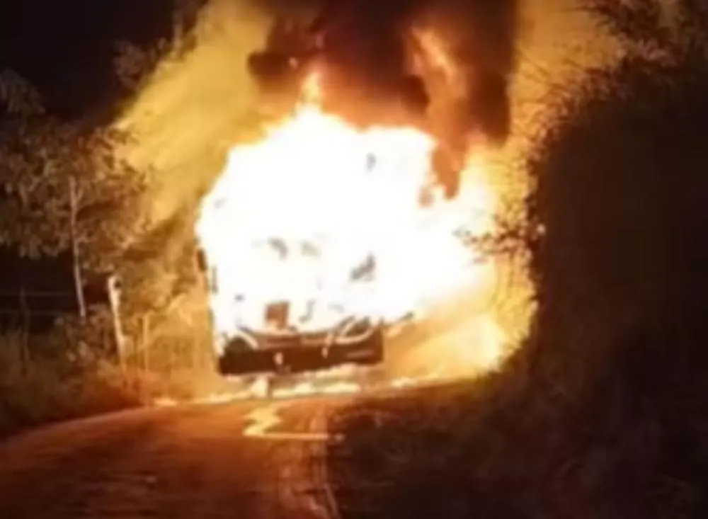Ônibus pega fogo na zona rural de Eldorado, no Vale do Ribeira, e passageiros escapam ilesos 