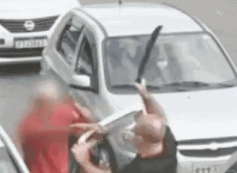 Idoso que agrediu motorista com facão é preso pela polícia após tentar se esconder em banheiro de padaria 