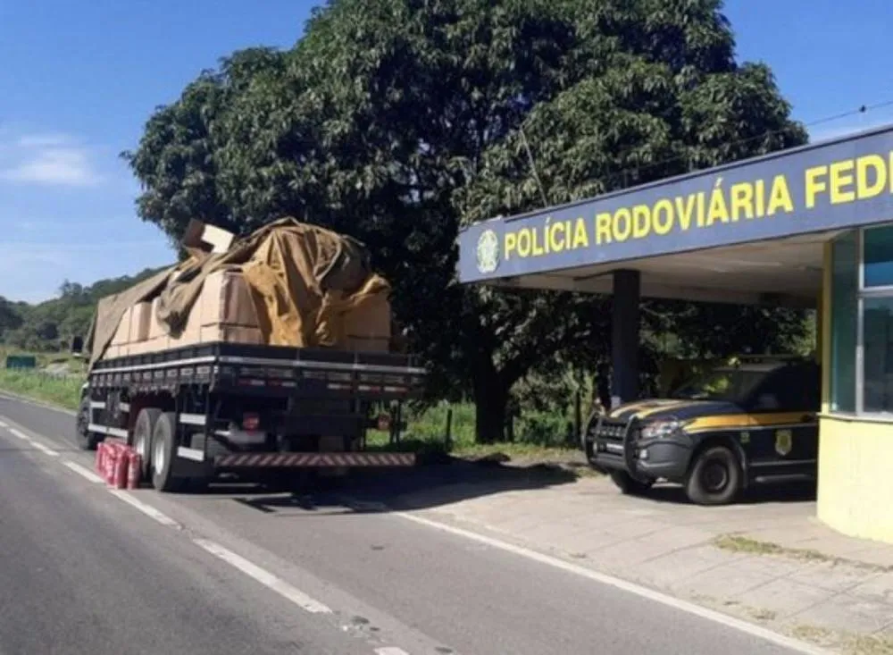 Motorista é preso no Vale do Ribeira com quase 3 toneladas de drogas em carga de extintores / Foto: Divulgação PRF