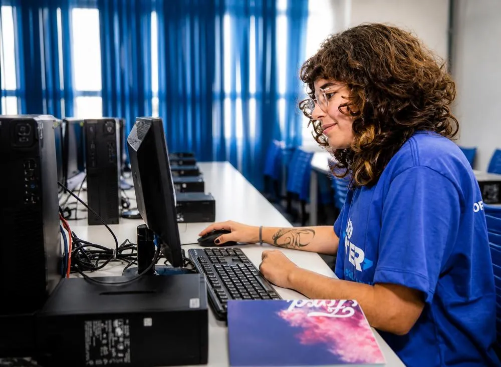 Cursos gratuitos Senai: 10 mil vagas em cursos técnicos gratuitos com auxílio de R$ 700 / Foto: Gerada por IA